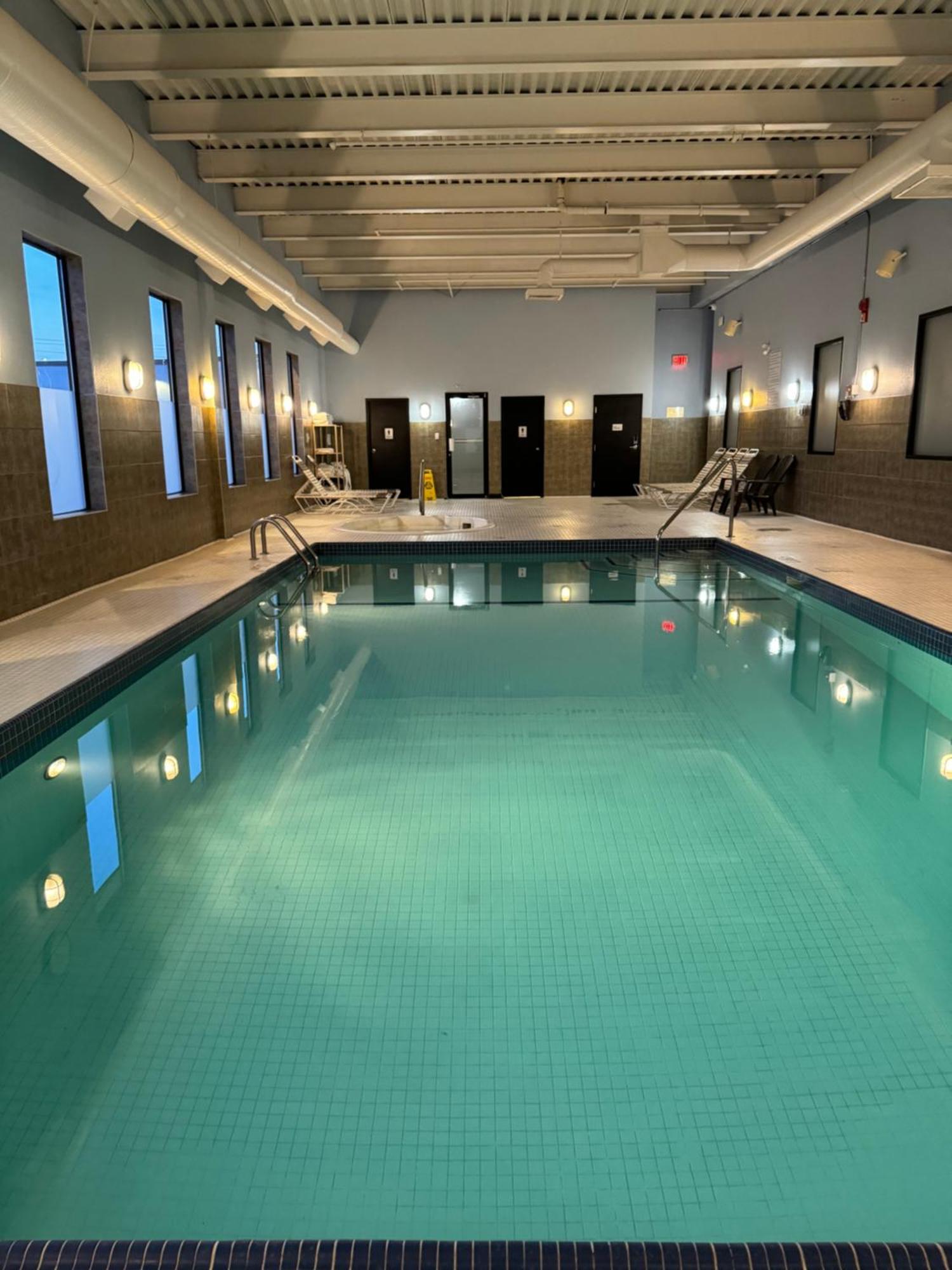 Divya Sutra Plaza And Conference Centre Calgary Airport Otel Dış mekan fotoğraf