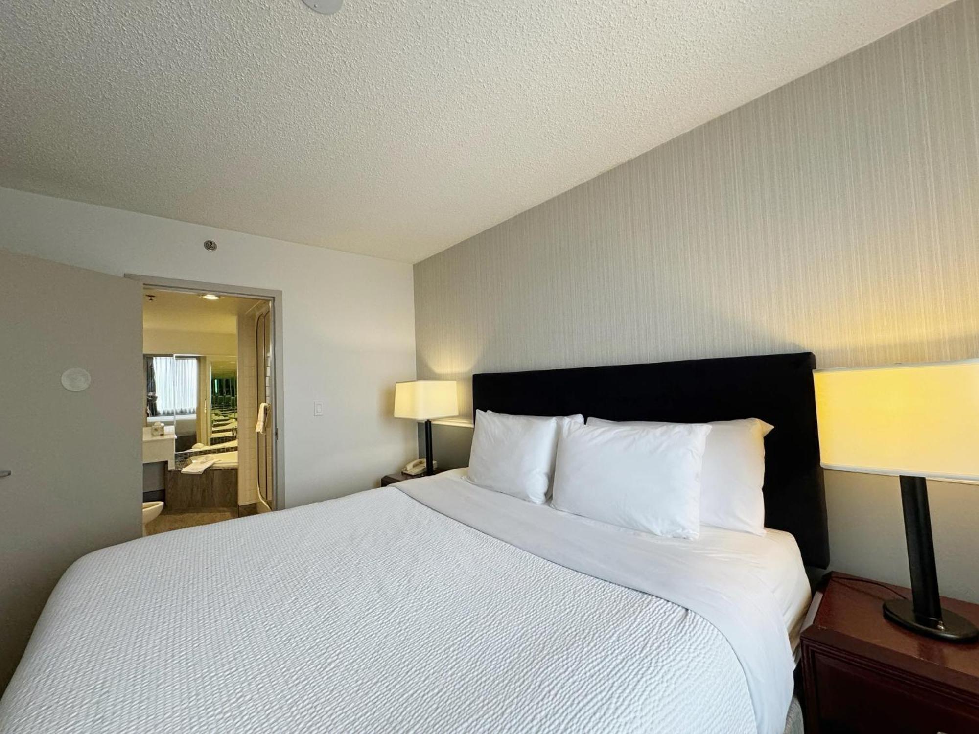 Divya Sutra Plaza And Conference Centre Calgary Airport Otel Dış mekan fotoğraf