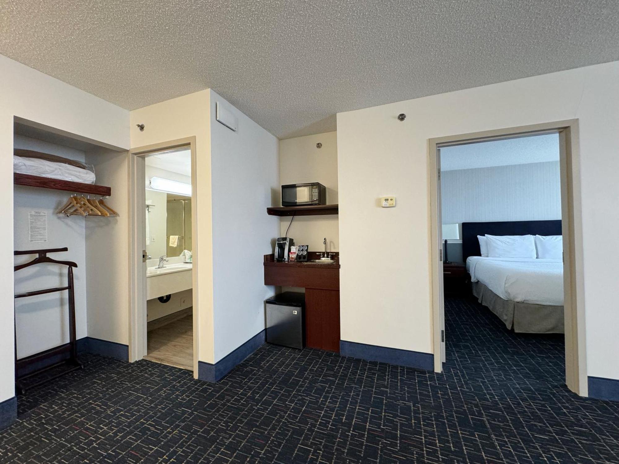 Divya Sutra Plaza And Conference Centre Calgary Airport Otel Dış mekan fotoğraf